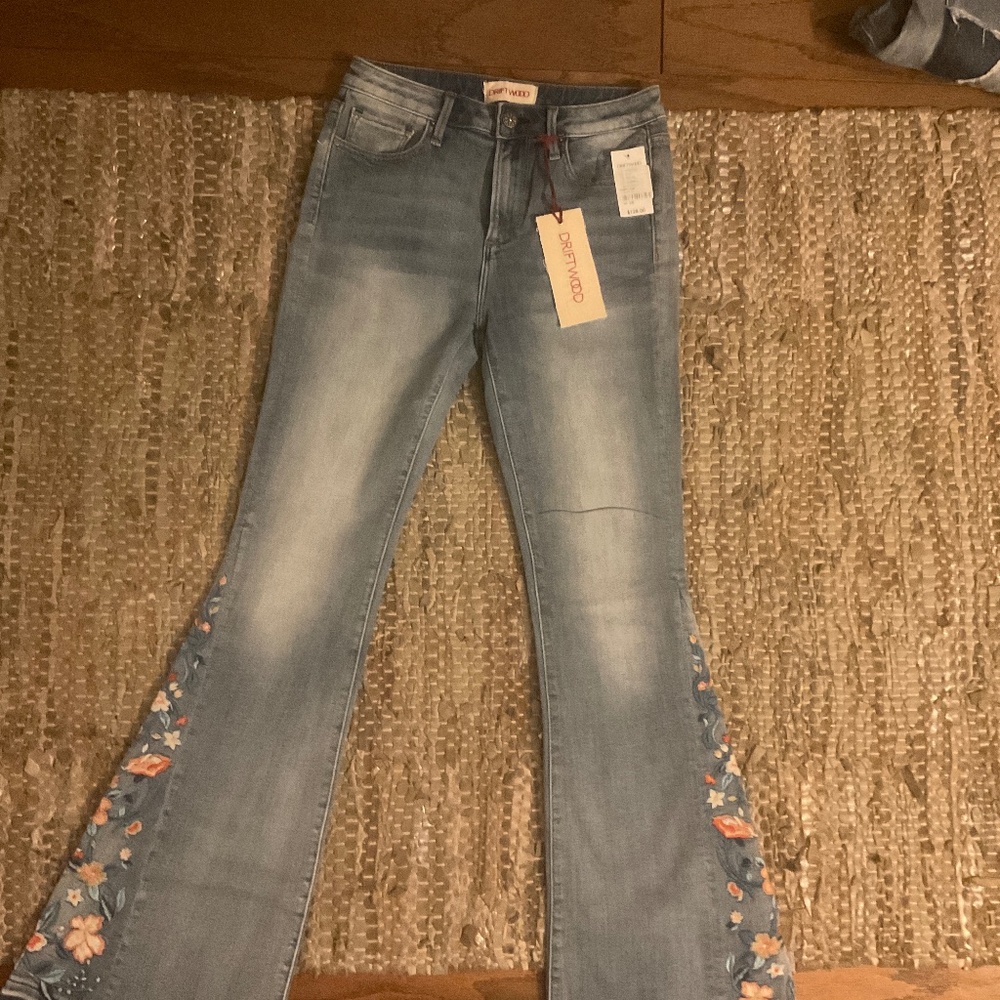 Sweet flare DRIFTWOOD embroidered jeans.  Size 26